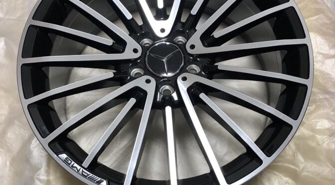 未使用のAMG 19インチホイール（Eクラス系）。黒×切削スポーク、AMGロゴ入り、4本セットのうち1本の全体写真