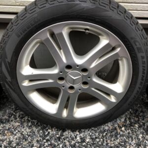 17インチのメルセデス純正ホイール＋スタッドレス4本のうち1本の全体