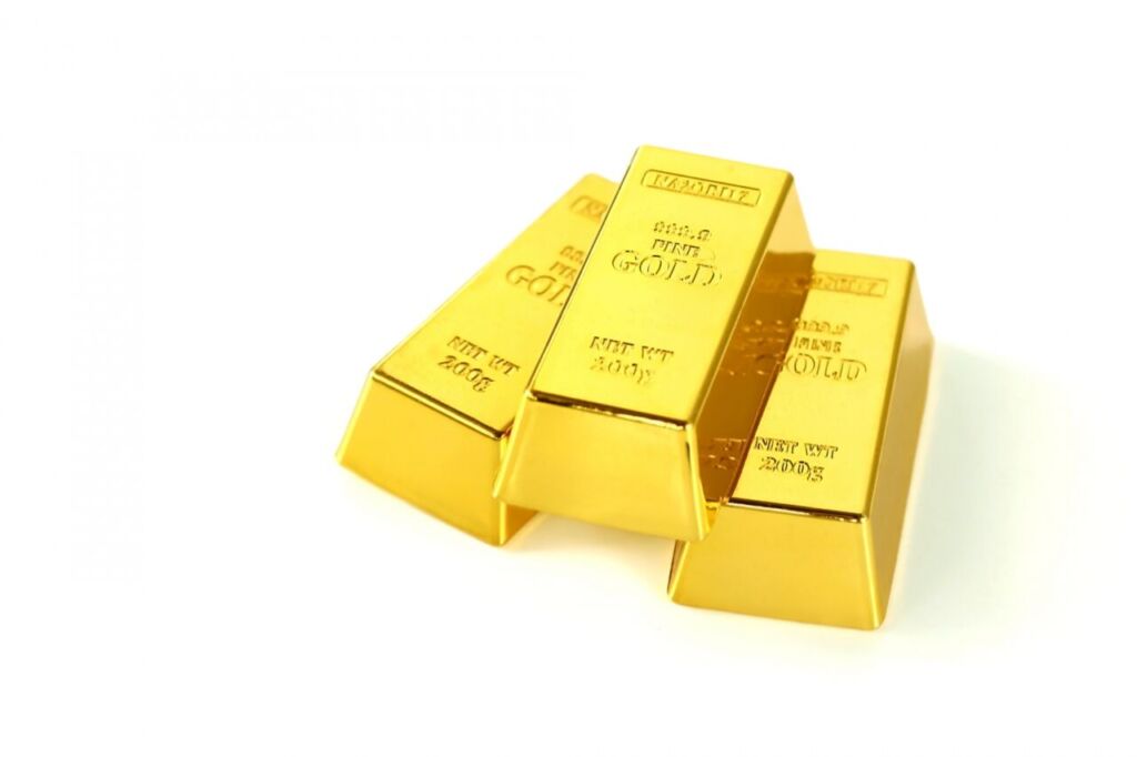 金のインゴットと金のジュエリー