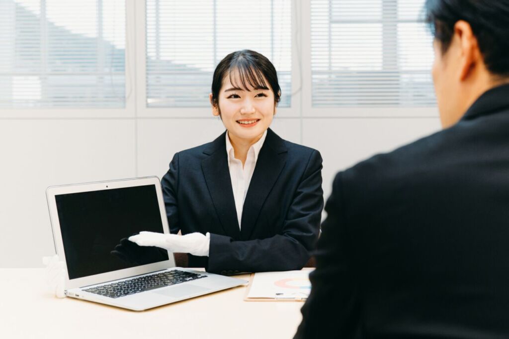 ウレルヤの査定員が貴金属の買取金額を説明するシーン