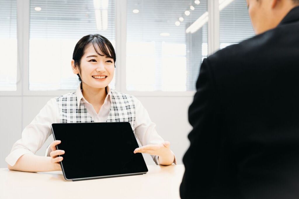 親の家の片付けについて相談するお客様と査定員