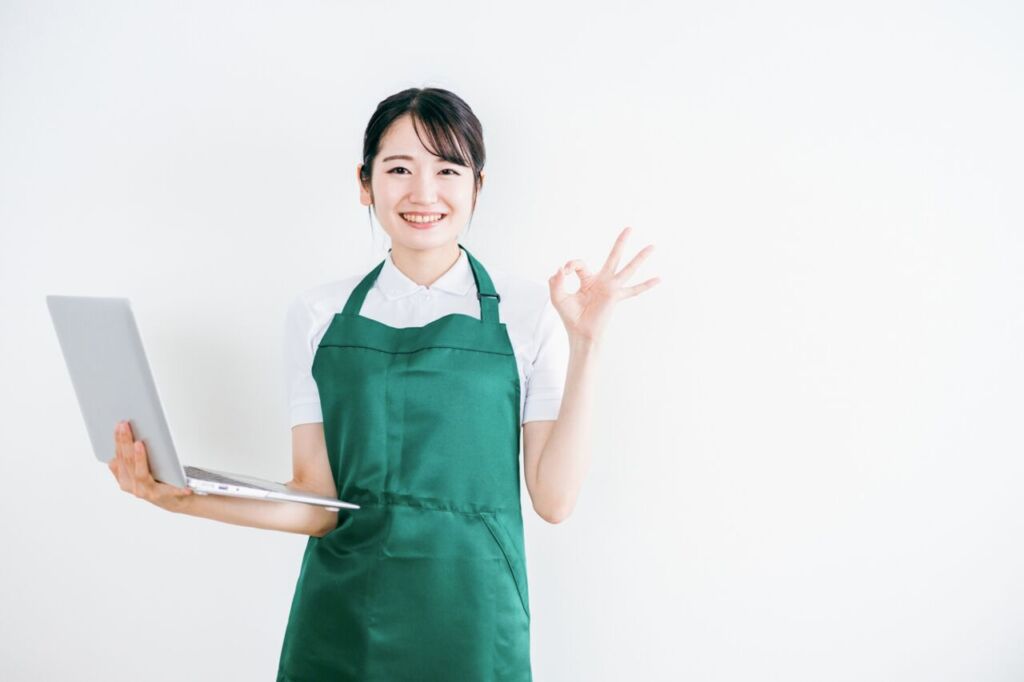 ウレルヤの査定員が家具の状態を確認している様子