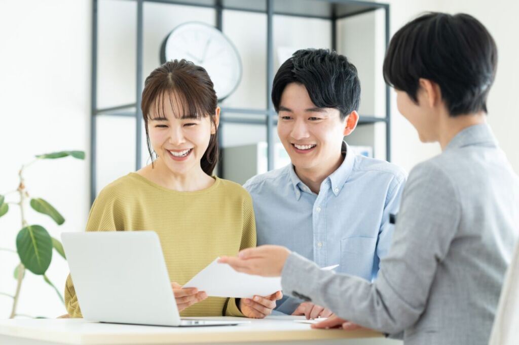 貴金属買取についてお客様と会話する査定員