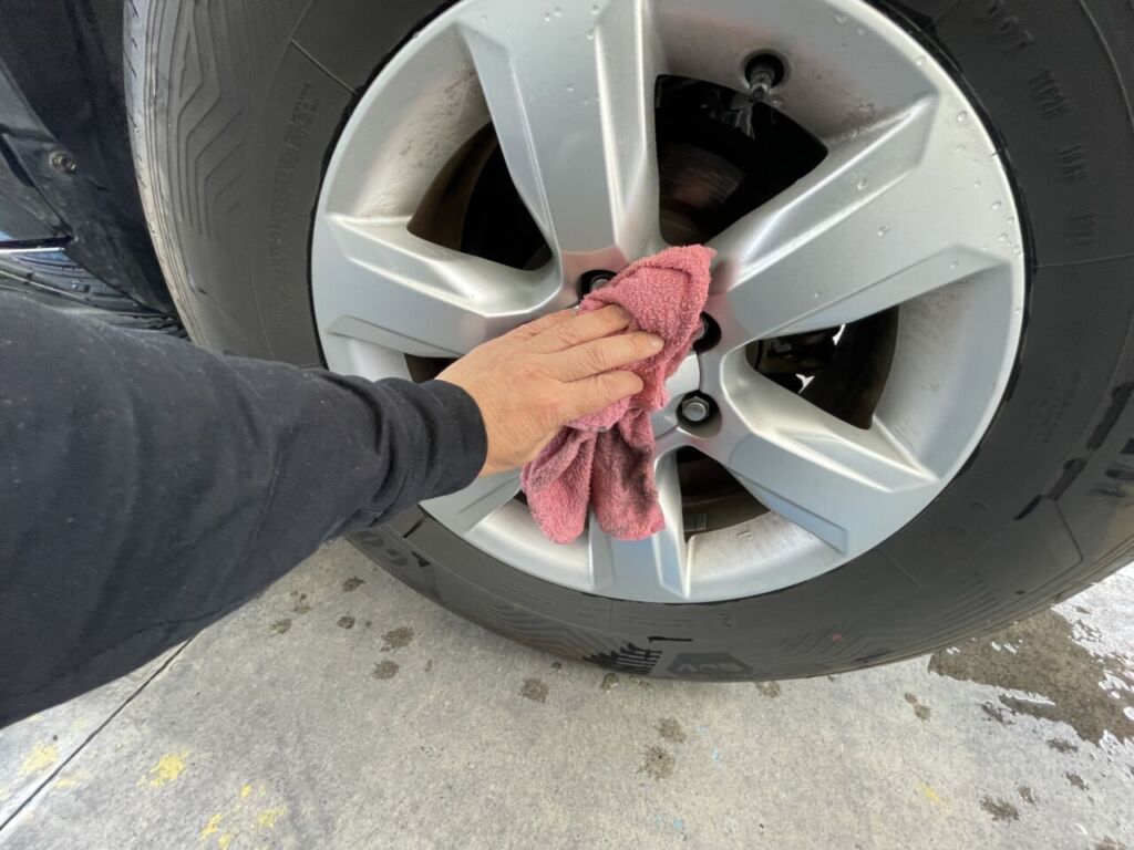 買取前にホイールを掃除している写真
