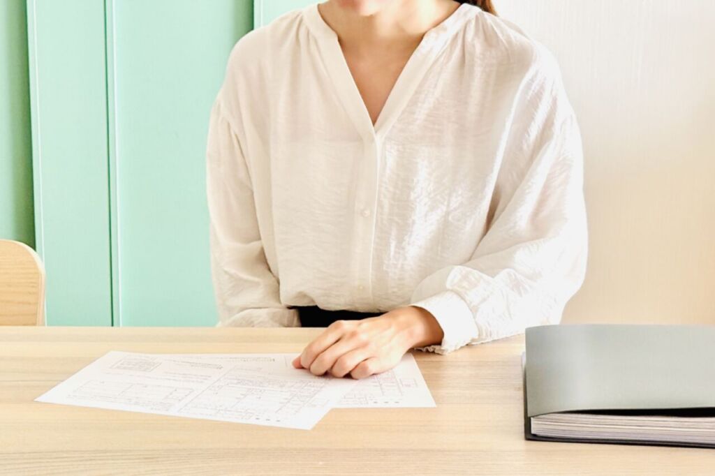 親の家の片付け費用を確認する様子