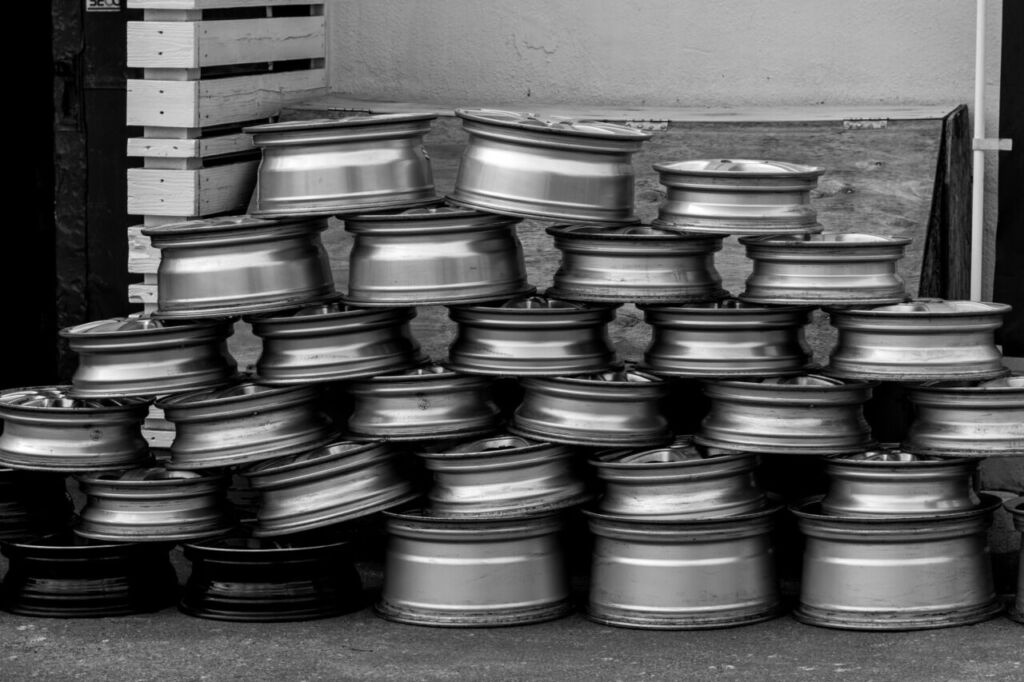 ウレルヤの出張買取でホイールを回収するシーン