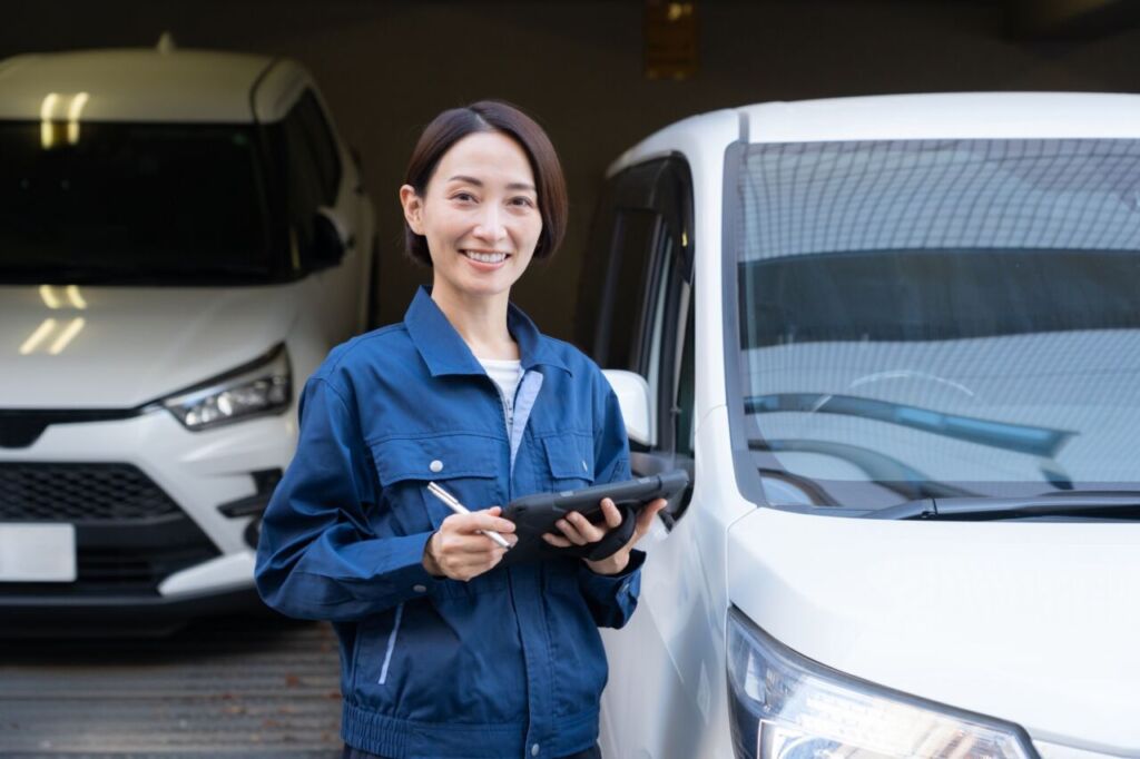 ホイール買取についてお客様に説明するスタッフ