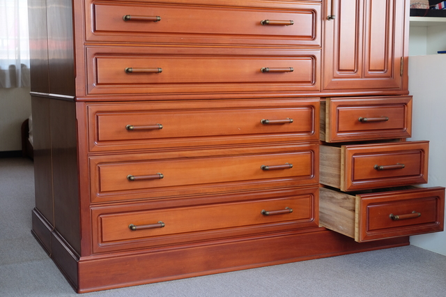 買取前にタンスを掃除する様子