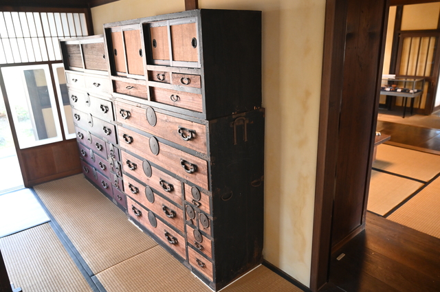 処分に困る大型の婚礼タンス