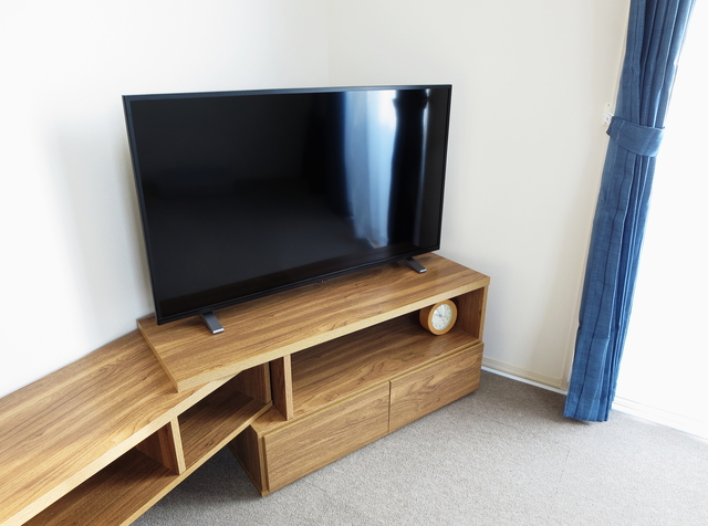 寿命を迎えたテレビの買い替えを検討するイメージ