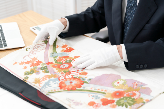 買取査定で品物をチェックする様子