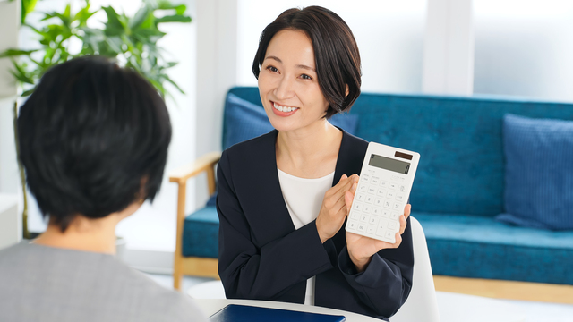 ウレルヤの出張買取で査定金額を説明するシーン