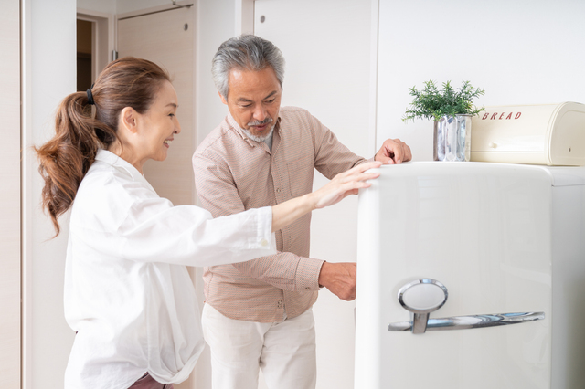 冷蔵庫のお手入れをしている様子