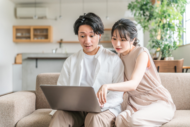 遺品の売却方法を比較検討する様子