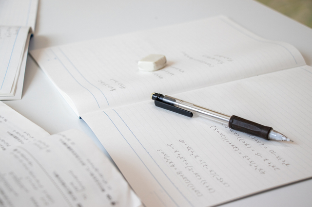 使いかけのペンやノートなどの文房具