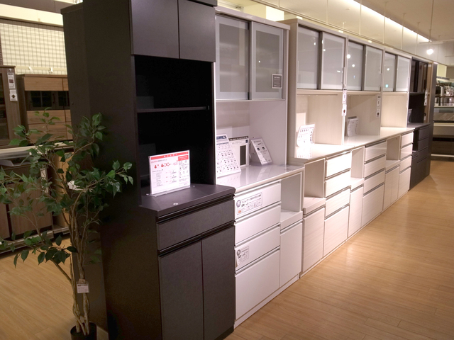 人気ブランドの食器棚買取相場