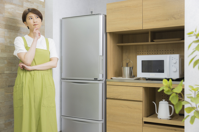 冷蔵庫の処分方法を考えている様子