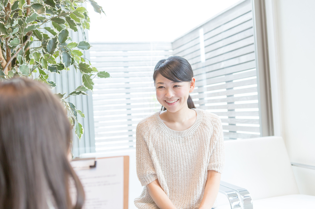 テレビ買取に関する質問に答える査定員