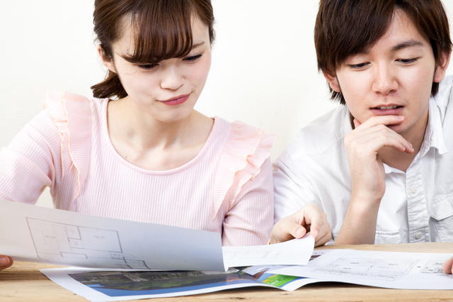 遺品売却前の注意点を確認する様子