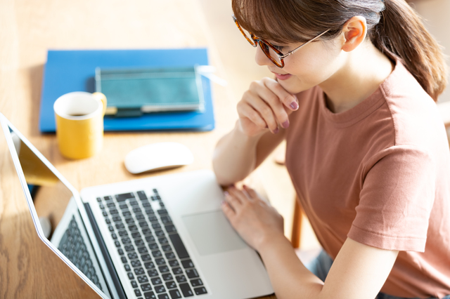 ベッドマットレスの処分方法を検討する様子