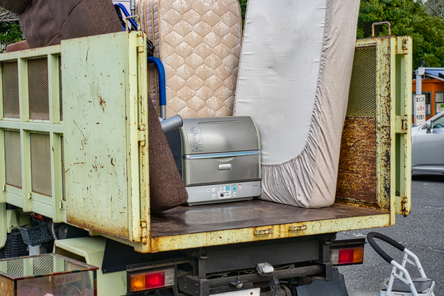 出張買取で家具・家電をまとめて回収するウレルヤのトラック