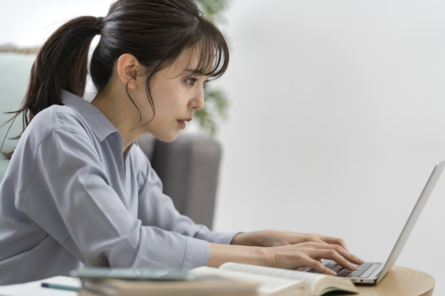 タンスの処分方法を検討する様子