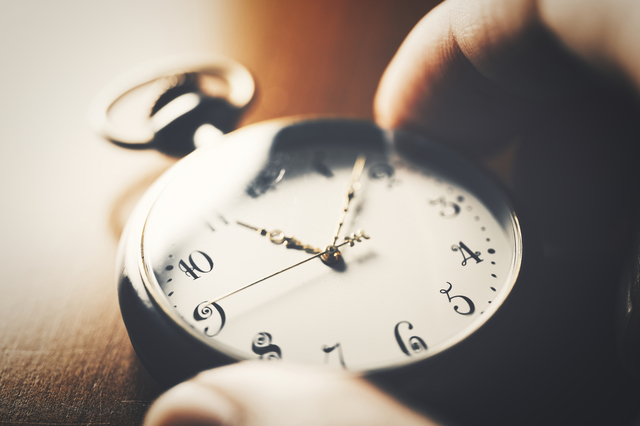 思い出の時計を手に持つ様子