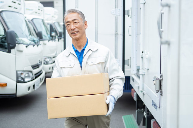 出張買取で不用品を積み込む様子