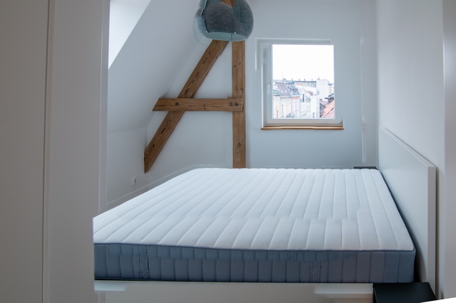 マンションの階段でマットレスを運ぶ難しさ