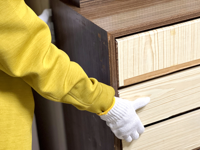 食器棚の出張買取の様子