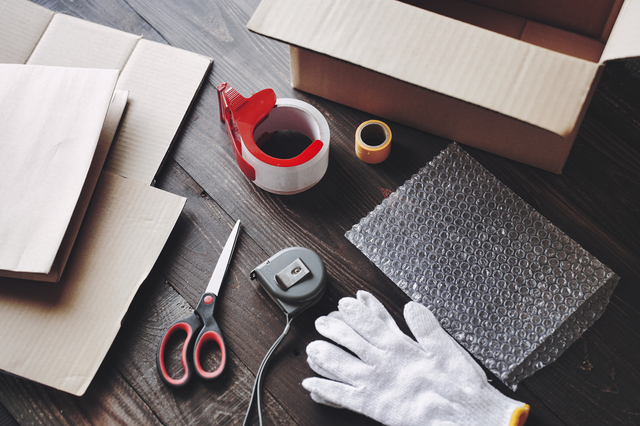 文房具の寄付のために段ボールに梱包している写真