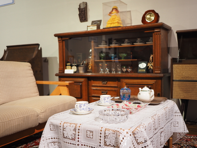 昭和レトロ家具の茶棚と水屋箪笥