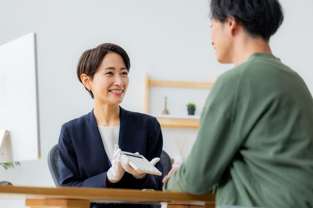 出張買取で冷蔵庫の査定をしている様子