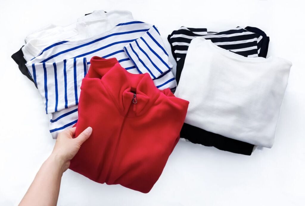 衣替えのタイミングで服を整理する様子