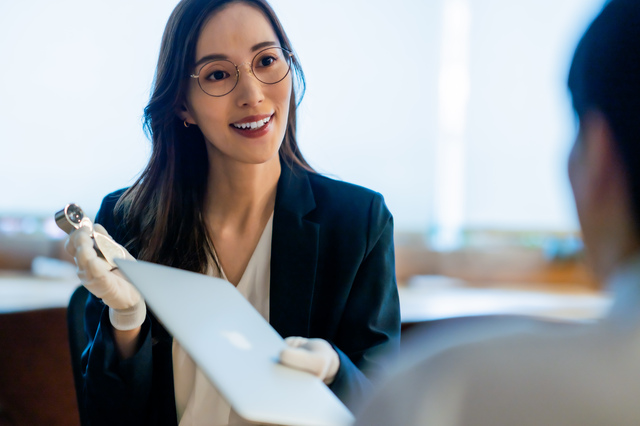 壊れたパソコンを査定しているウレルヤのスタッフ