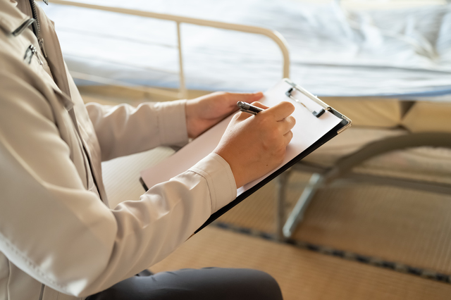 ウレルヤの査定員がスプリングマットレスの買取査定を行うシーン