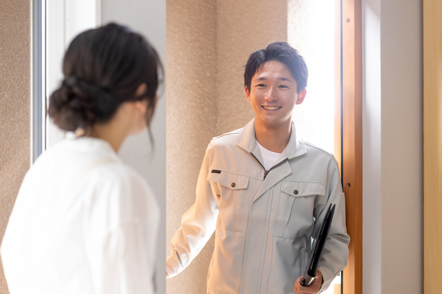 ウレルヤの出張買取で玄関先にて査定を行うシーン