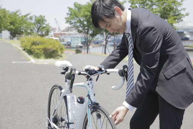 ウレルヤの査定員が自転車の状態をチェックするシーン