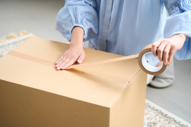 宅配無料回収で不用品を送る様子