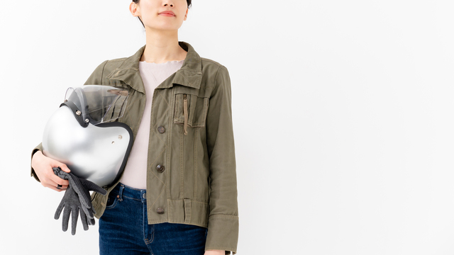 ウレルヤの査定員がバイク用ヘルメットを査定するシーン