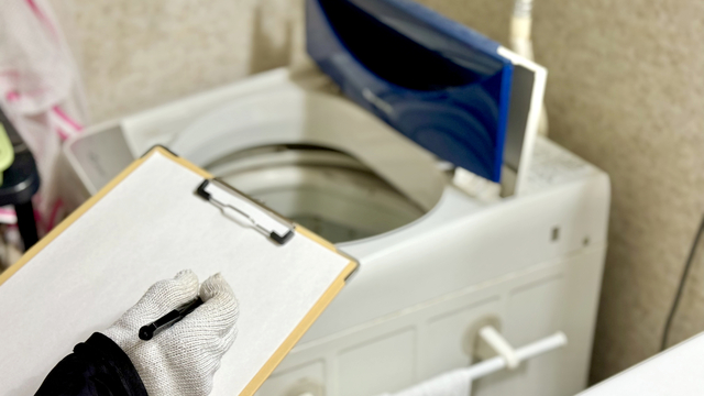 出張買取で洗濯機の状態をチェックするシーン