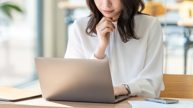 プリンターの処分について情報収集するシーン