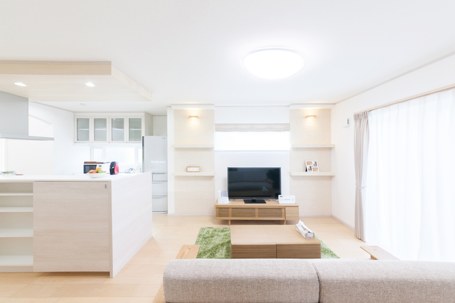 不用品処分後のスッキリしたリビング