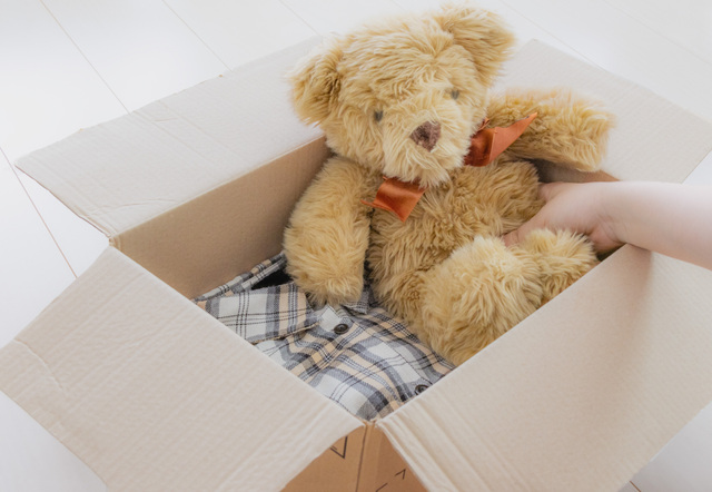 ぬいぐるみを捨てずに手放す準備をしているシーン