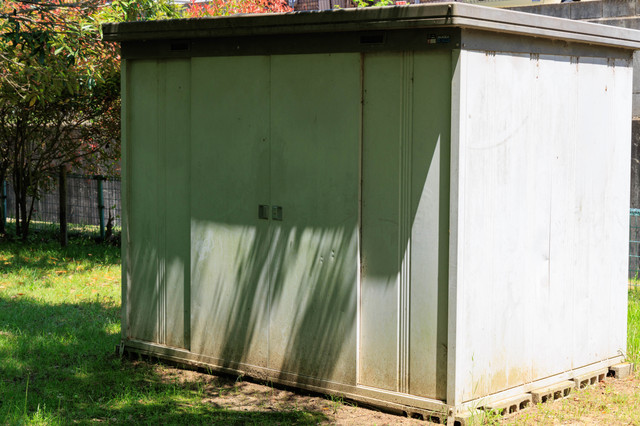 撤去を検討しているスチール製物置の外観