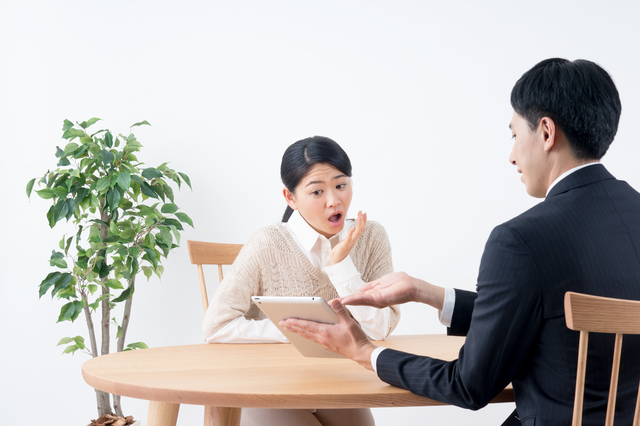 冷蔵庫の買取でよくある誤解について説明するシーン