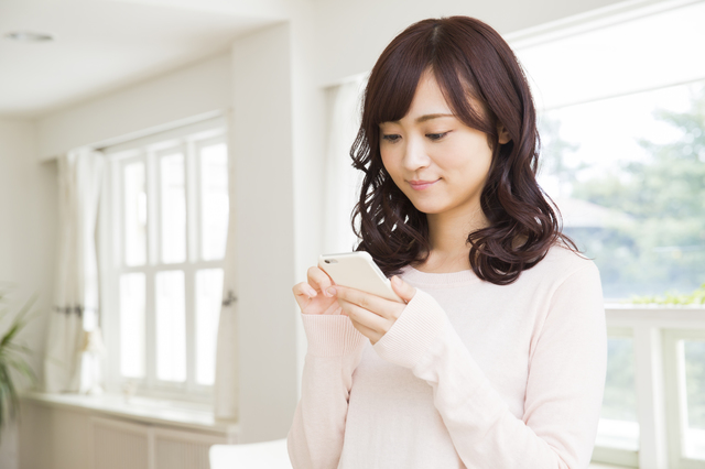 LINEで買取査定をしているイメージ