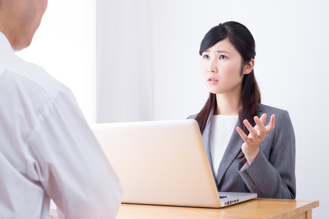 買取できない不用品について説明するウレルヤの査定員