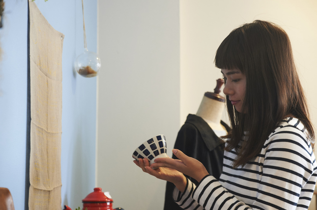 食器を見ながら判断している様子