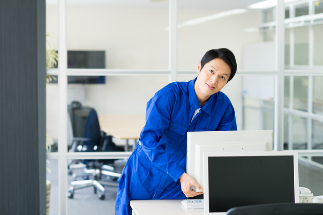 ウレルヤの出張買取でパソコンを回収するシーン